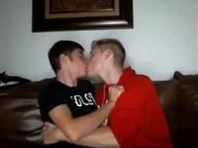 boys se pegando beijo gay