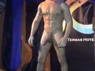 Gogoboy Pelado de Pau Ereto no Palco em Show para Gays
