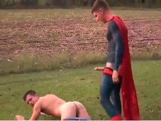 Superman Gay Socando o Pirocão no Garotinho