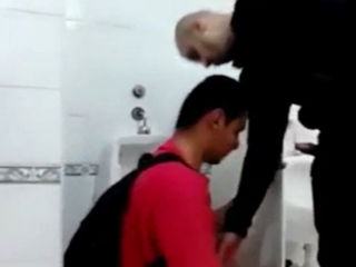 Video Amador Gay de Flagra de Boquete no Banheiro Público